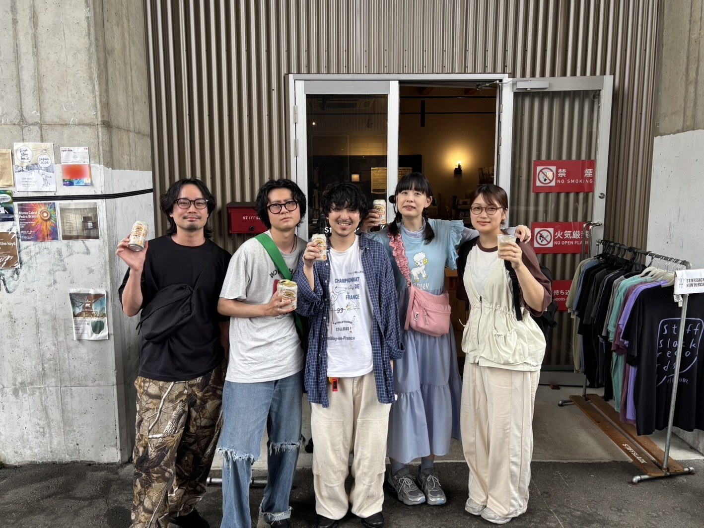 OBOGライブ後、stiffslackの店先に並ぶゼローネの5人